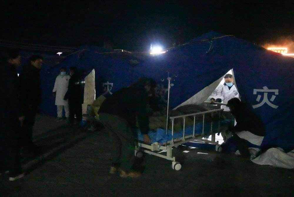 Pekerja perubatan merawat orang yang cedera dalam gempa bumi di dalam khemah yang didirikan di Hospital Rakyat Daerah Dingri di Xigaze, Wilayah Autonomi Xizang barat daya China. Foto Xinhua