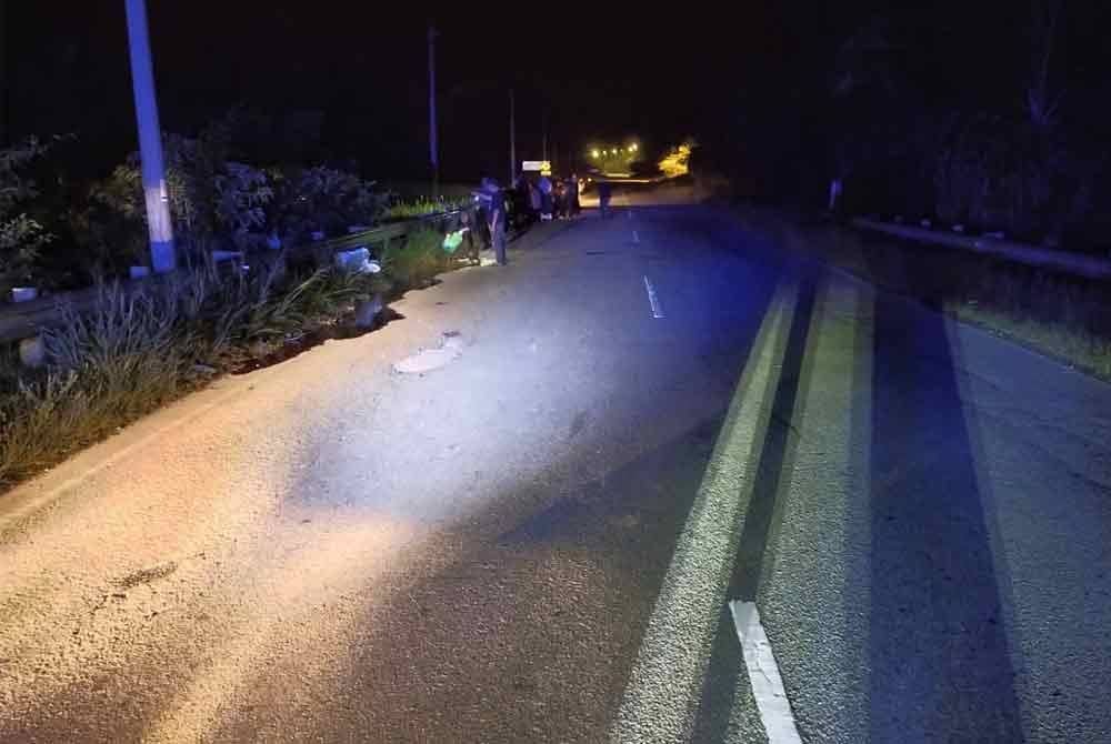 Kejadian jam 12.30 tengah malam ini menyebabkan mangsa berusia 26 tahun yang bekerja sebagai tukang masak meninggal dunia di tempat kejadian akibat cedera parah.