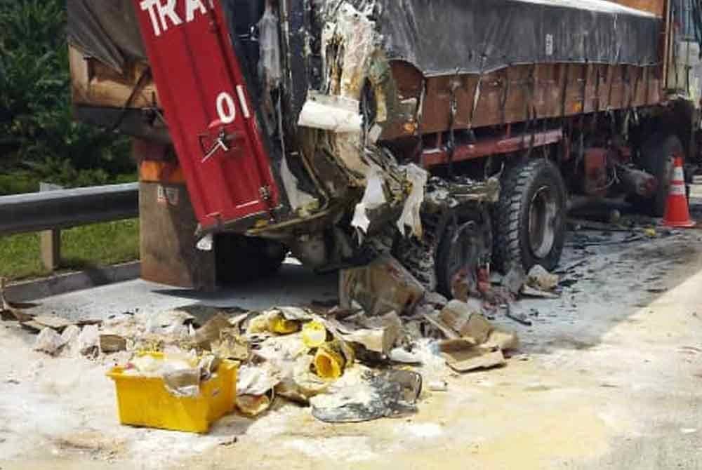 Keadaan di lokasi kejadian apabila sebuah lori yang membawa barangan membuat kek terbabas lalu melanggar sebuah lori muatan minyak yang berhenti di bahu jalan kerana mengalami kerosakan.