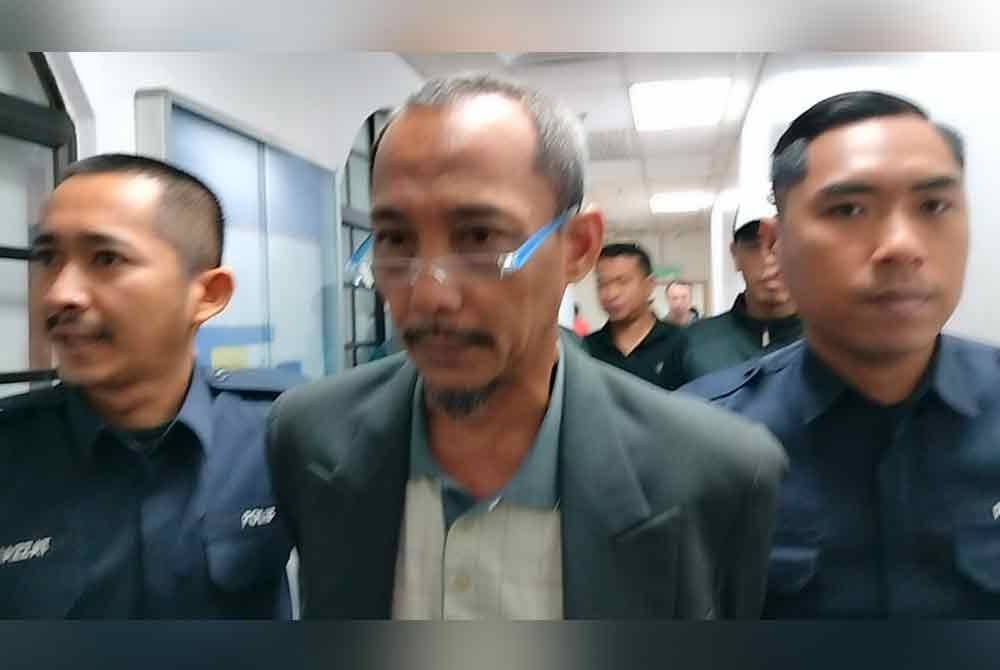 Zaidi (tengah) mengaku bersalah di Mahkamah Sesyen Johor Bahru atas pertuduhan menerbitkan penerbitan menghasut di aplikasi X yang menghina Yang di-Pertuan Agong, minggu lalu.