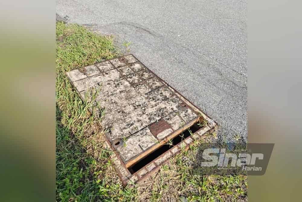 Penutup lurang kabel yang terjongket membahayakan keselamatan pengguna jalan raya terutama penunggang motosikal.