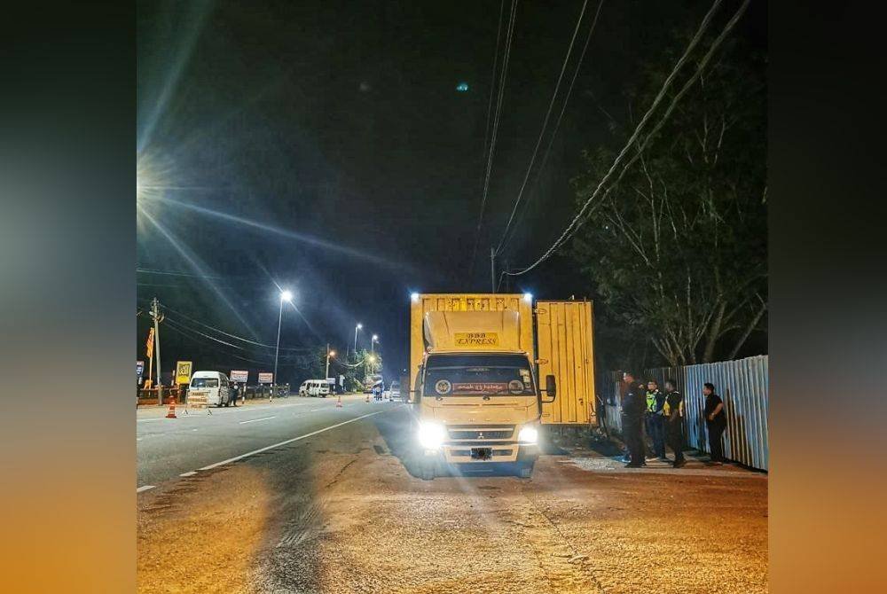 Lori yang ditahan dalam sekatan jalan raya di KM7 Jalan Lipis-Benta pada Isnin.
Foto ihsan PDRM