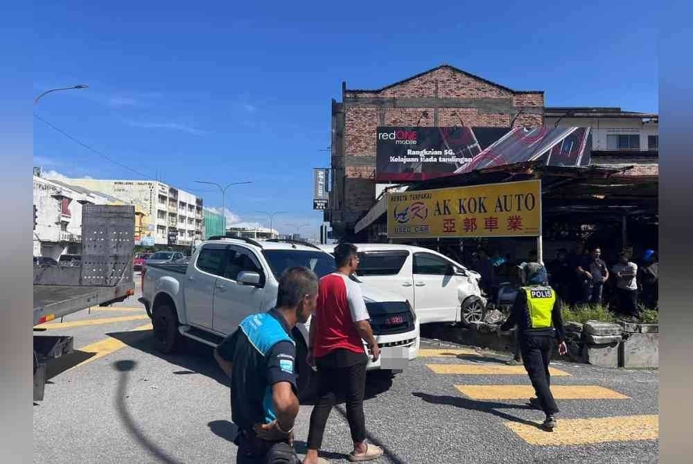 Sebuah MPV jenis Toyota Vellfire terbabas selepas terbabit dalam nahas yang mengorbankan dua beradik di Jalan Pasir Puteh di Ipoh. Foto FB Howard Lee
