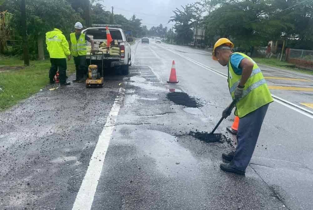 Jalan berlubang dibaiki di Pasir Puteh.