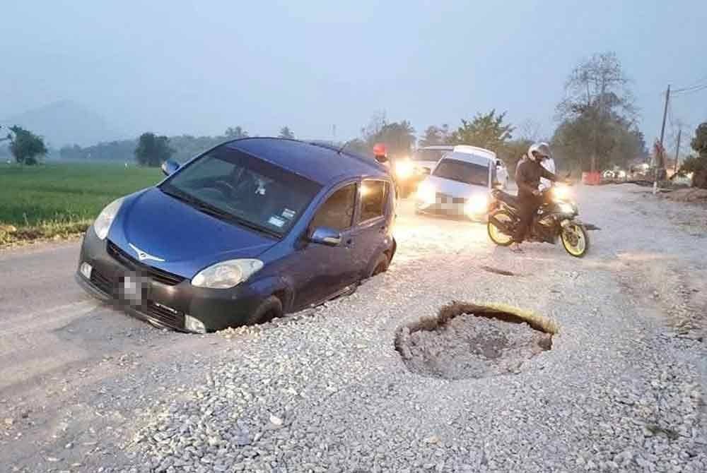 Lubang yang berlaku didakwa akibat pemasangan paip.