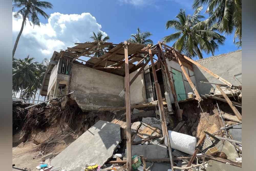 Fenomena hakisan pantai menyebabkan kebanyakan binaan di kawasan Kampung Tanjung runtuh malah ada antaranya yang telah dihanyutkan ombak ke tengah laut.