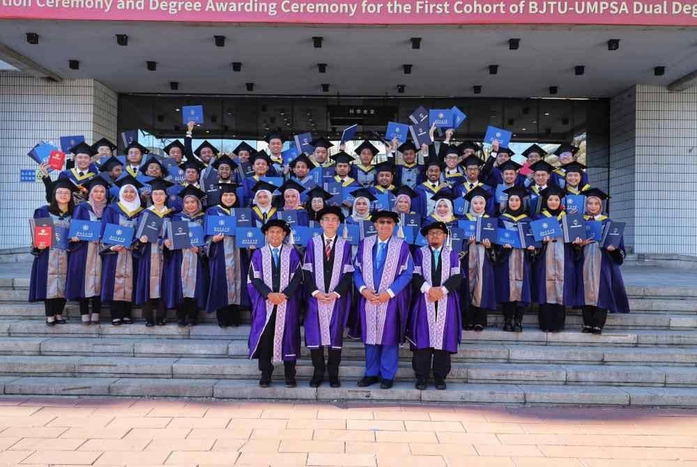 Kumpulan pertama UMPSA-BJTU dalam bidang kejuruteraan rel bergambar kenangan selepas berjaya menamatkan pengajian masing-masing. Foto ihsan UMPSA