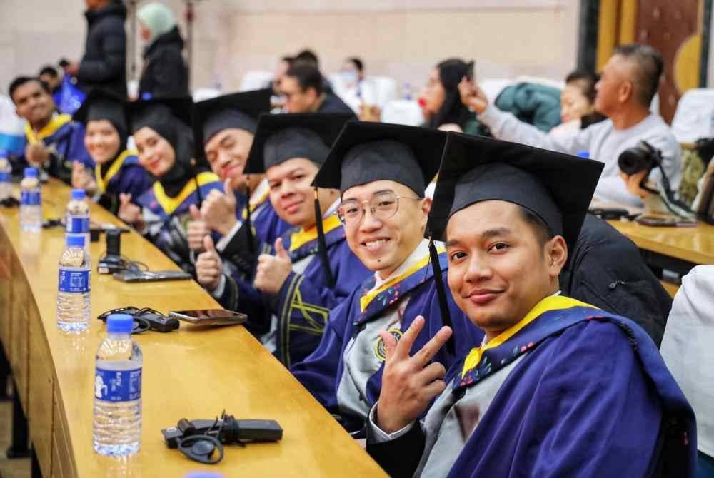 Sebahagian pelajar yang berjaya menamatkan pengajian mereka dalam program tersebut. Foto ihsan UMPSA