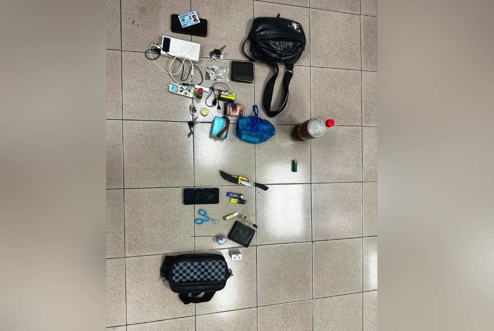 Antara barangan yang ditemui dan dirampas hasil penahanan dua pemuda tersebut pada Selasa.
Foto ihsan PDRM