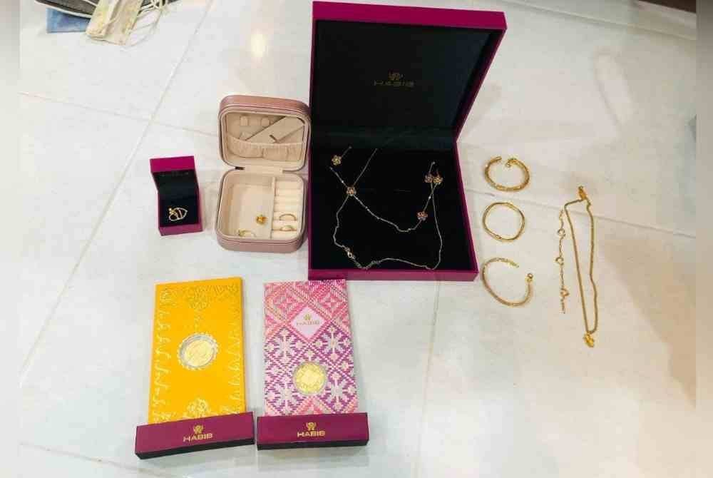 Antara barangan yang dirampas SPRM ke atas dua wanita yang bertugas di sebuah badan berkanun di Perlis kerana dipercayai menyalahgunakan kuasa dan penyelewengan wang untuk kegunaan peribadi.