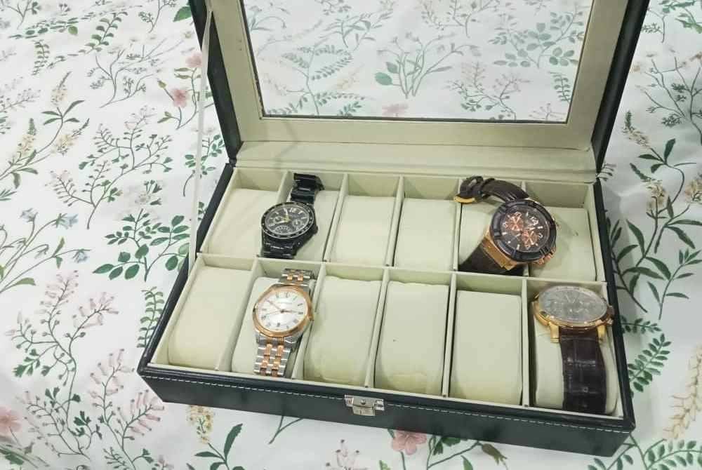 Antara barangan yang dirampas SPRM ke atas dua wanita yang bertugas di sebuah badan berkanun di Perlis kerana dipercayai menyalahgunakan kuasa dan penyelewengan wang untuk kegunaan peribadi.