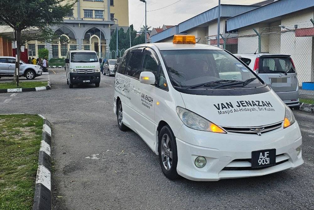 Jenazah dua beradik dibawa pulang untuk disembahyangkan di Masjid Imaniah, Taman Anggerik, Batu Gajah sebelum dikebumikan dalam satu liang lahad di Tanah Perkuburan Islam Kampung Changkat Belengkor.
