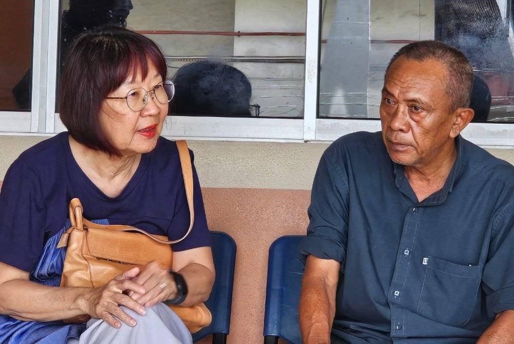 Armi (kanan) menerima kehadiran pesara guru yang melawat di pekarangan Jabatan Forensik, HRPB di Ipoh.