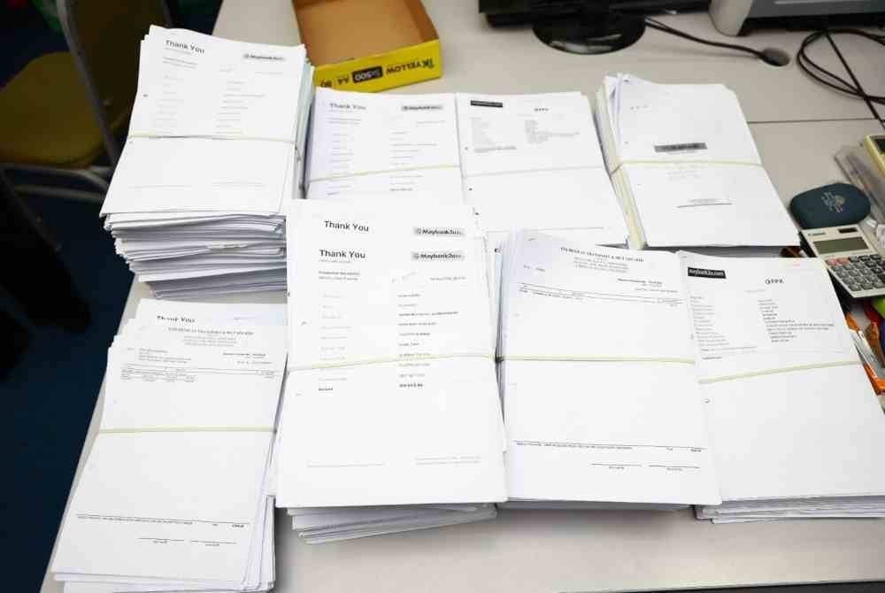 Sebahagian dokumen dirampas SPRM selepas menahan lapan individu di sekitar Melaka dan Lembah Klang kerana disyaki terlibat dalam isu rasuah membabitkan pemeriksaan kenderaan perdagangan pada Rabu.