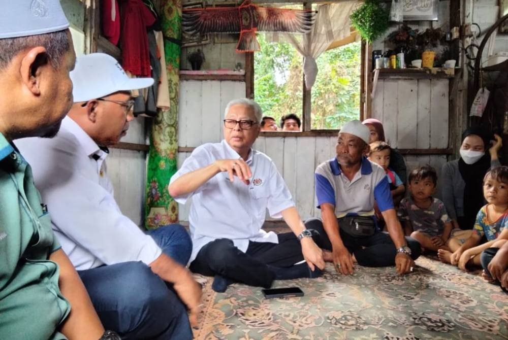 Ismail Sabri (tiga dari kiri) menyantuni keluarga Ahmad Hadzlimi.