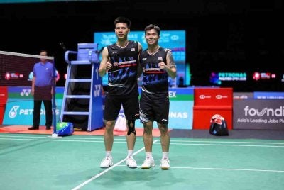 Aksi pemain beregu negara, Teo Ee Yi dan Ong Yew Sin ketika menentang lawan dari Indonesia, Fajar Alfian dan Muhammad Rian Ardianto pada pusingan ke-32 kejohanan Petronas Terbuka Malaysia di Axiata Arena Bukit Jalil hari ini.