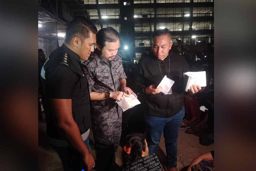 JIM Selangor melakukan semakan dokumen bagi mengesan kesalahan yang dilakukan warga asing dalam serbuan di tapak pembinaan di Seksyen U12, Shah Alam pada Khamis.