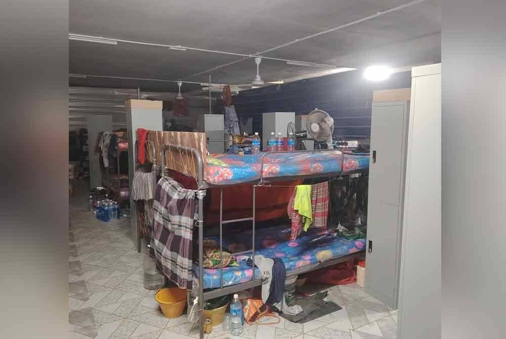 Ruang yang dijadikan sebagai tempat tinggal warga asing di bangunan masih dalam pembinaan.