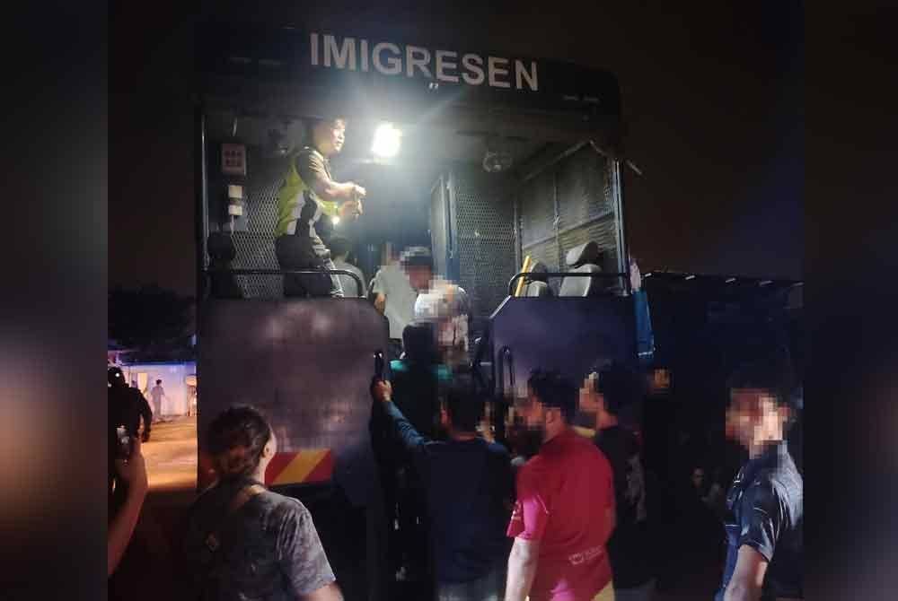 Antara warga asing yang ditahan dalam operasi di tapak pembinaan di Seksyen U12, Shah Alam pada Khamis.