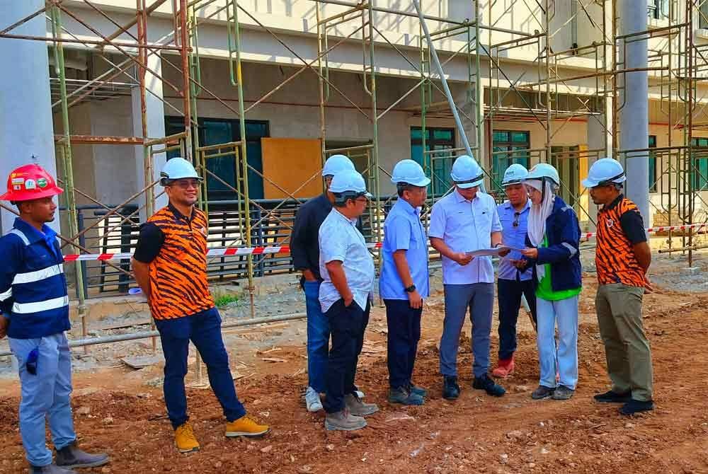 Fadzli (empat dari kanan) diberikan taklimat oleh pihak kontraktor berkaitan perkembangan projek Kombes Pahang pada lawatan kerja beliau ke kompleks itu pada Khamis.