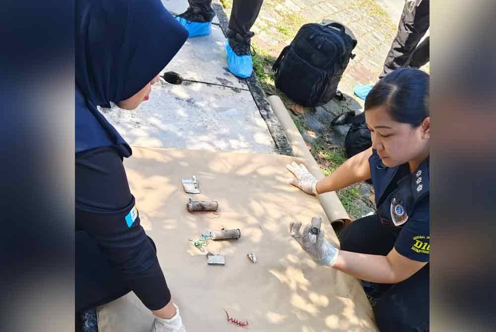 Pasukan UPB PDRM sedang meneliti objek yang menyerupai bahan letupan tersebut.