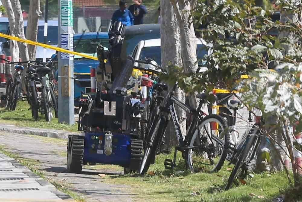 Sebuah robot pemusnah bom digunakan untuk menjalankan kerja-kerja menyahaktif objek menyerupai letupan palsu