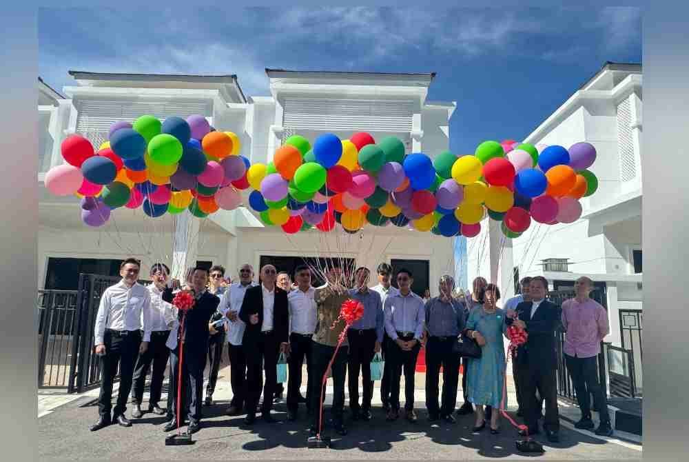 Zairil (tengah) menyempurnakan Majlis Pelancaran Ferringhi Hills pada Khamis.