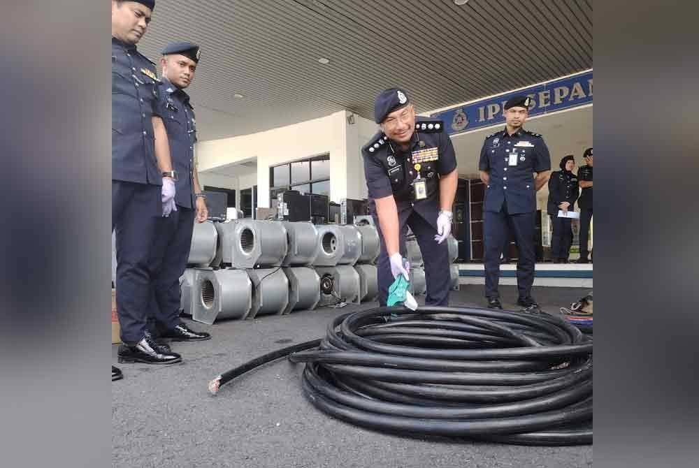 Norhizam menujukkan antara kabel yang dirampas membabitkan kes di Uniten, Disember lalu.