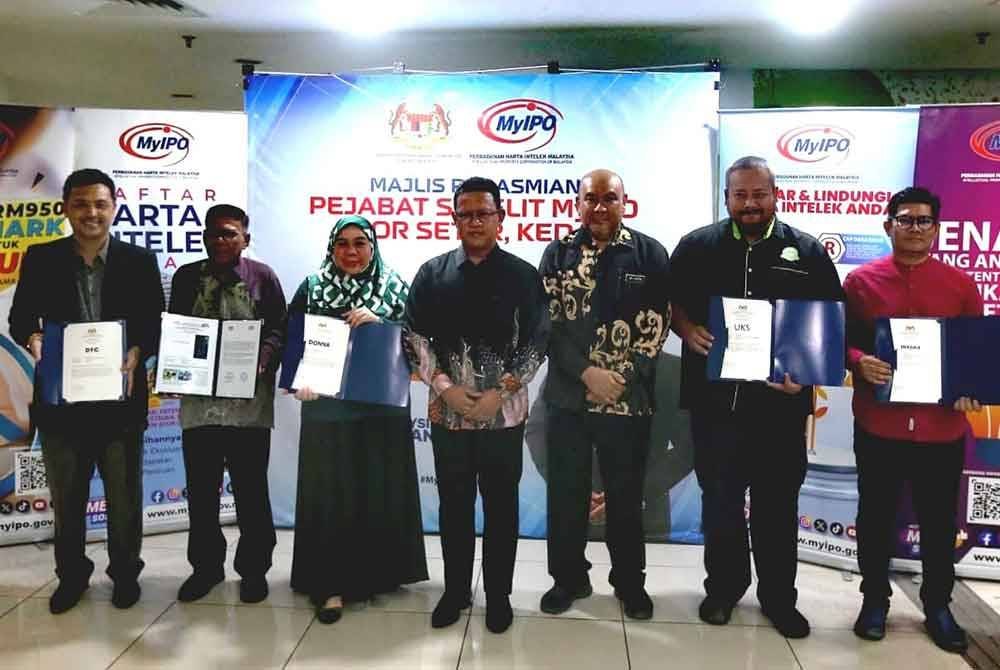 Mohd Zuhan (tengah) bersama sebahagian penerima sijil masing-masing di pejabat satelit MyIPO Alor Setar pada Khamis.