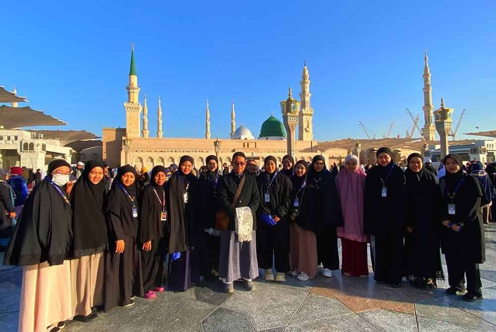 Mutawif, Ahmad Junaidi Omar (tengah) bersama peserta wanita semasa sesi lawatan ke makan Nabi Muhammad S.A.W di Masjid Nabawi.
