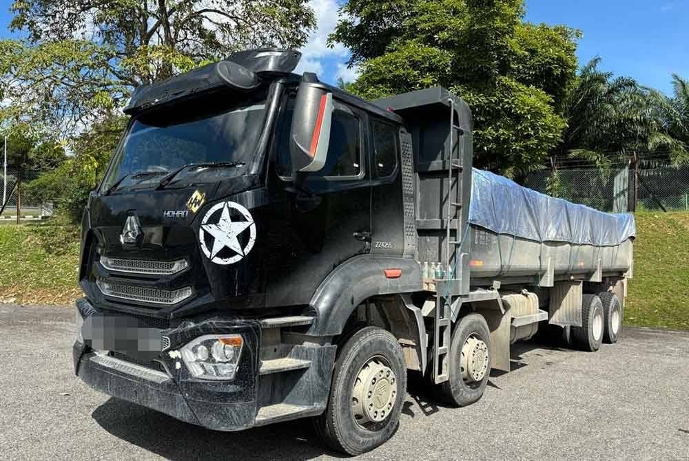 Antara lori yang disita menerusi Operasi Bersepadu yang dijalankan polis di sekitar Sepang.