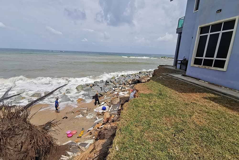 Keadaan rumah Mohd Yazit yang hanya menunggu masa runtuh pada bila-bila masa.