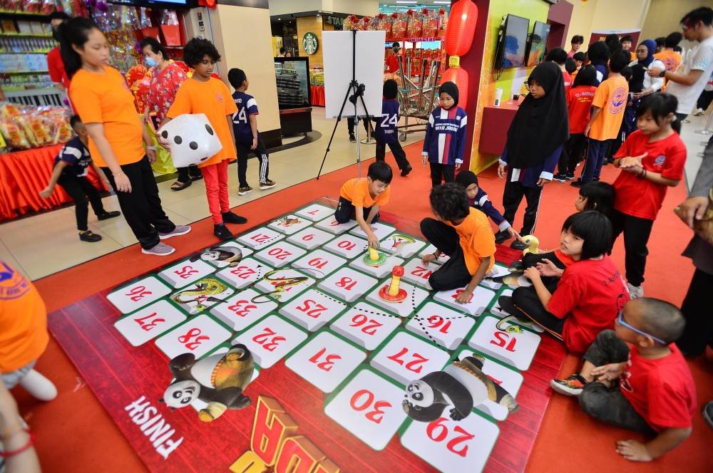 Seorang kanak-kanak tidak melepaskan peluang untuk menyertai aktiviti yang diadakan.