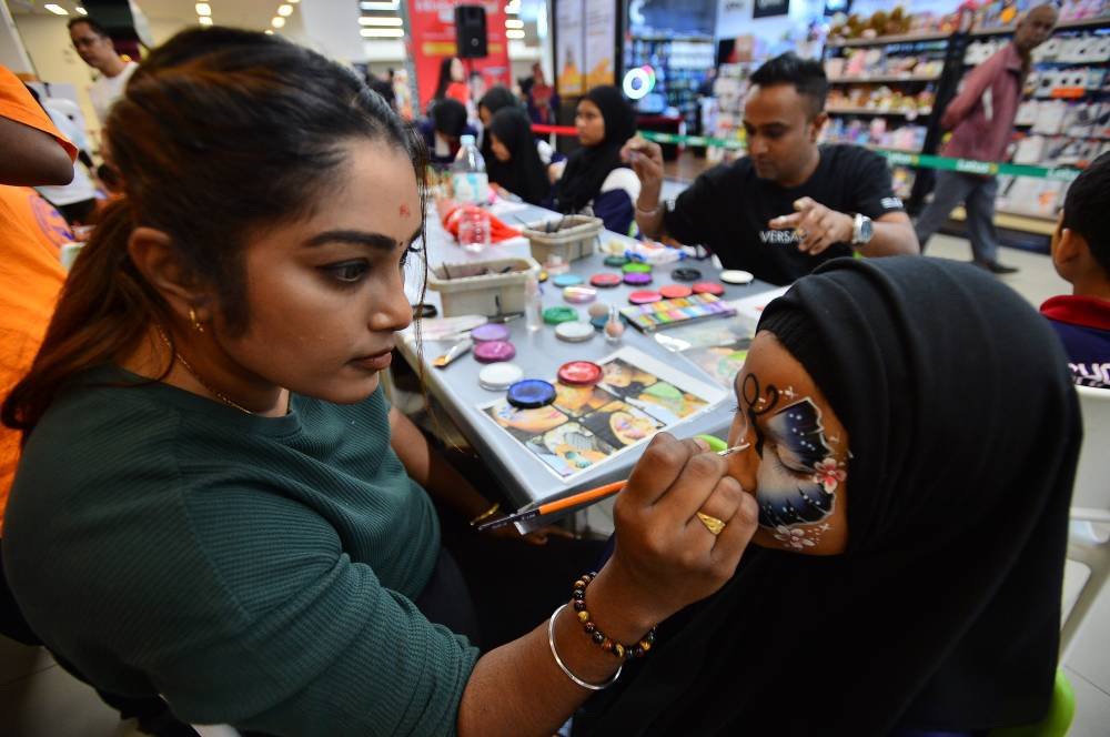 Antara aktiviti yang disediakan di reruai Kung Fu Panda.