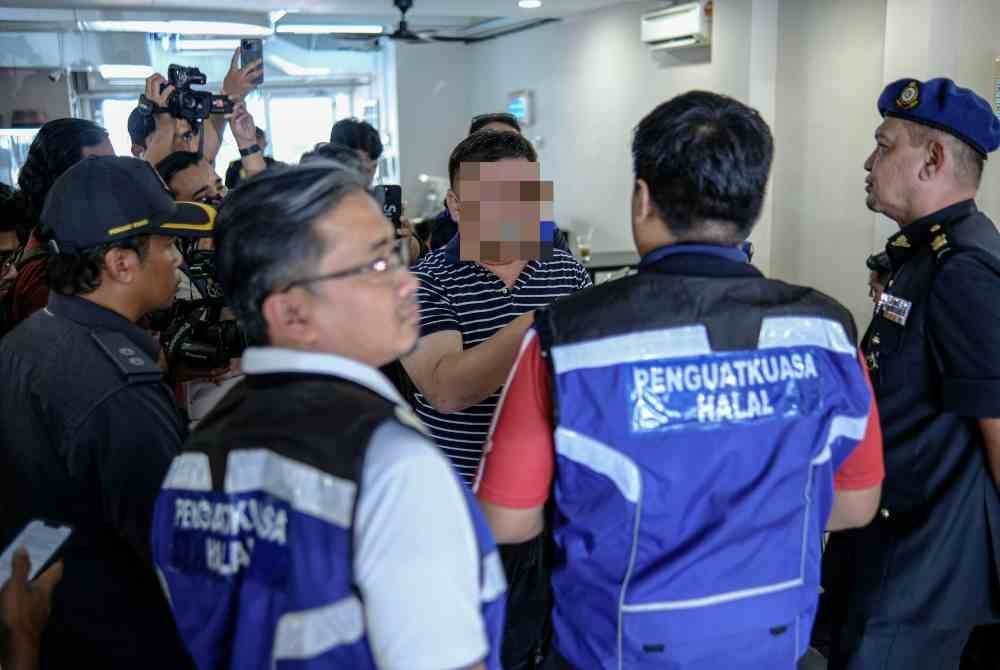 KPDN menyerbu sebuah restoran popular dengan menu 'cili pan mee' di Balakong pada tengah hari Khamis kerana mempamerkan pelekat Muslim Kitchen walaupun tidak mempunyai sijil halal sah. Foto Bernama