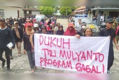 Penduduk menyifatkan penghulu Tri Mulyanto turut gagal dalam menjalankan tanggungjawabnya. Foto Agensi