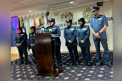 Anis Rizana dalam sidang akhbar di Ibu Pejabat Kastam Putrajaya pada Khamis.