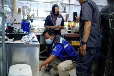 KPDN menyerbu sebuah restoran popular dengan menu 'cili pan mee' di Balakong pada tengah hari Khamis kerana mempamerkan pelekat Muslim Kitchen walaupun tidak mempunyai sijil halal sah. Foto Bernama