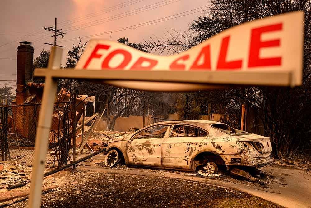 Sebuah premis menjual kereta didapati terbakar hangus di Los Angeles. - AFP