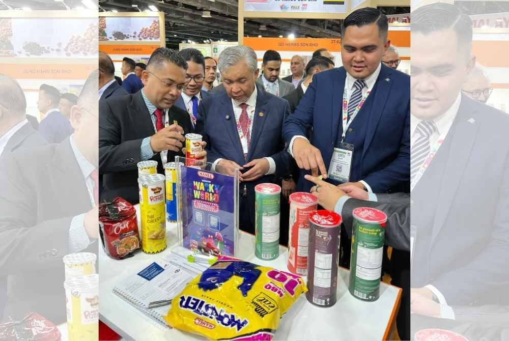 AHMAD SYUKRY (kiri) menerangkan tentang produk halal keluaran Mamee-Double Decker kepada Ahmad Zahid ketika Pameran Halal Antarabangsa Malaysia (MIHAS) di Dubai, November tahun lalu. -Foto: IHSAN AHMAD SYUKRY IBRAHIM