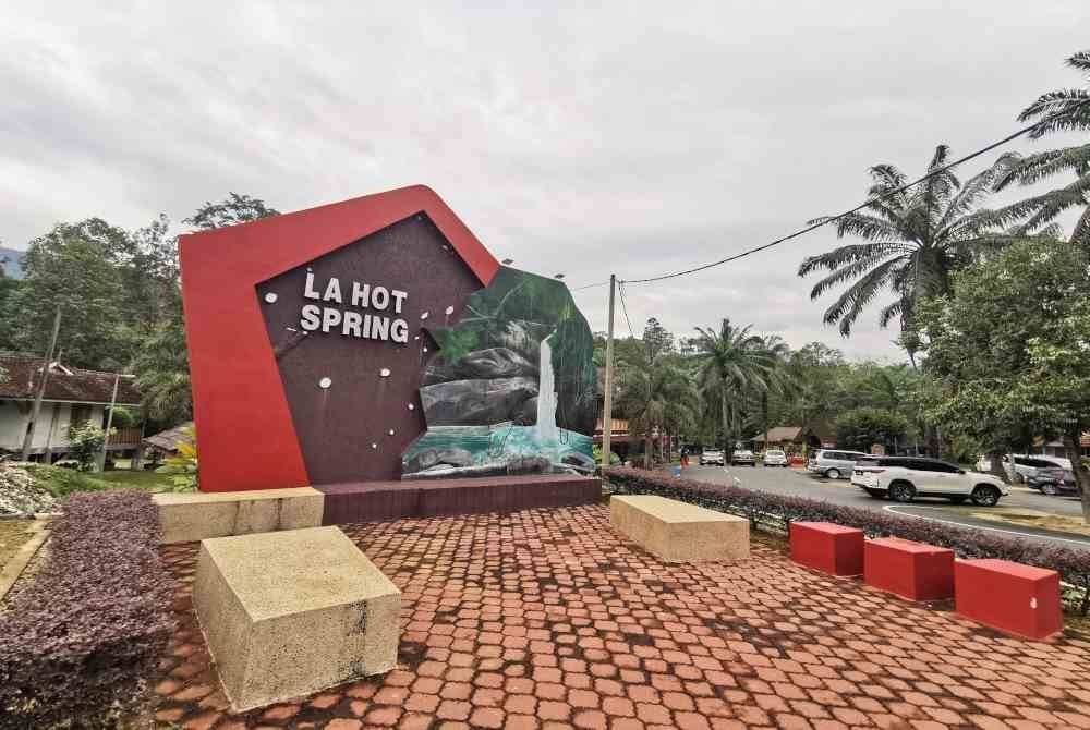 Pintu masuk ke Kolam Air Panas La atau La Hot Spring di Jertih, Besut.