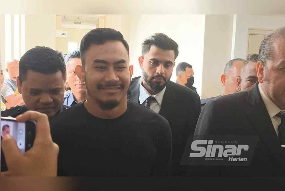 Muhammad Imran (dua dari kiri) tersenyum ketika dibawa ke Mahkamah Majistret Petaling Jaya pada Jumaat, bagi menghadapi pertuduhan kes mencederakan dua pereka fesyen. FOTO SINAR HARIAN-NOOR AZLIDA ALIMIN
