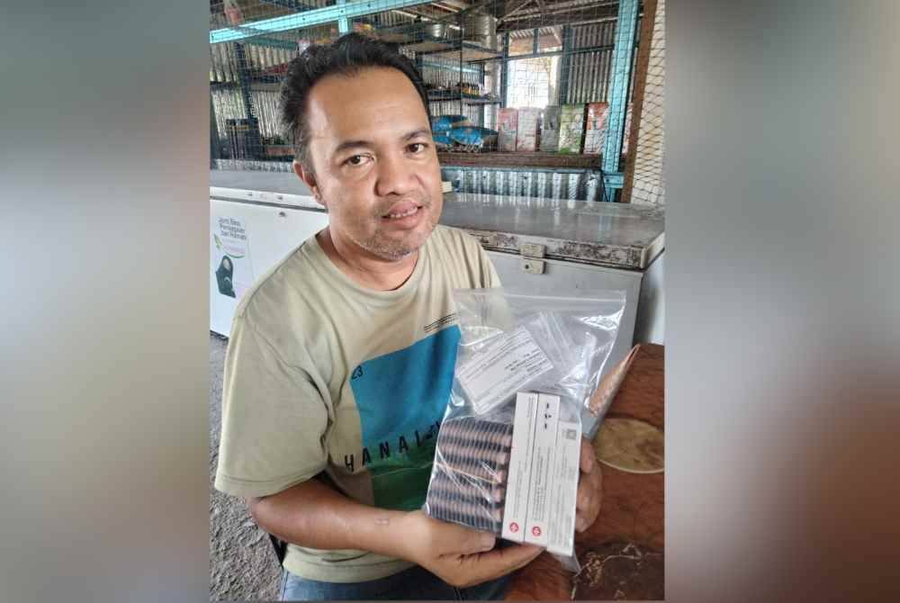 Zahari menunjukkan pelbagai ubat yang perlu diambil bagi menstabilkan kesihatannya.