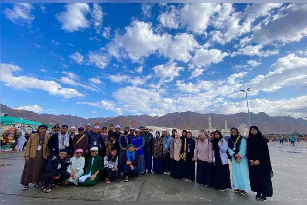Peserta Program Umrah Percuma Anak Muda Jati Kelantan di Bukit Uhud.