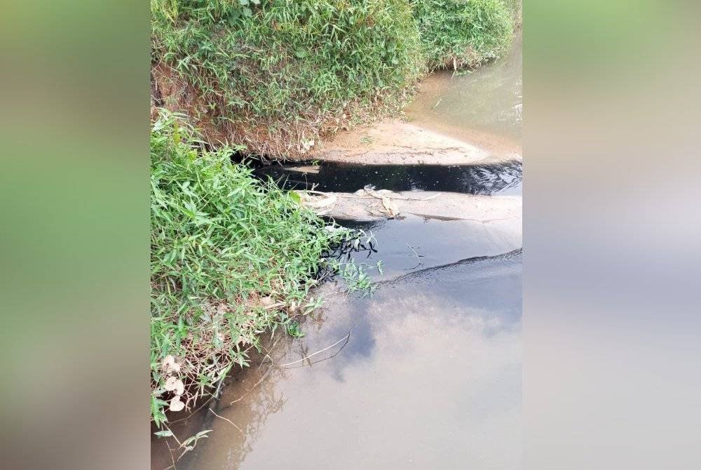Air berwarna hitam yang mengalir ke Sungai Skudai berhampiran Kampung Sepakat Baru. Foto Facebook Marina Ibrahim