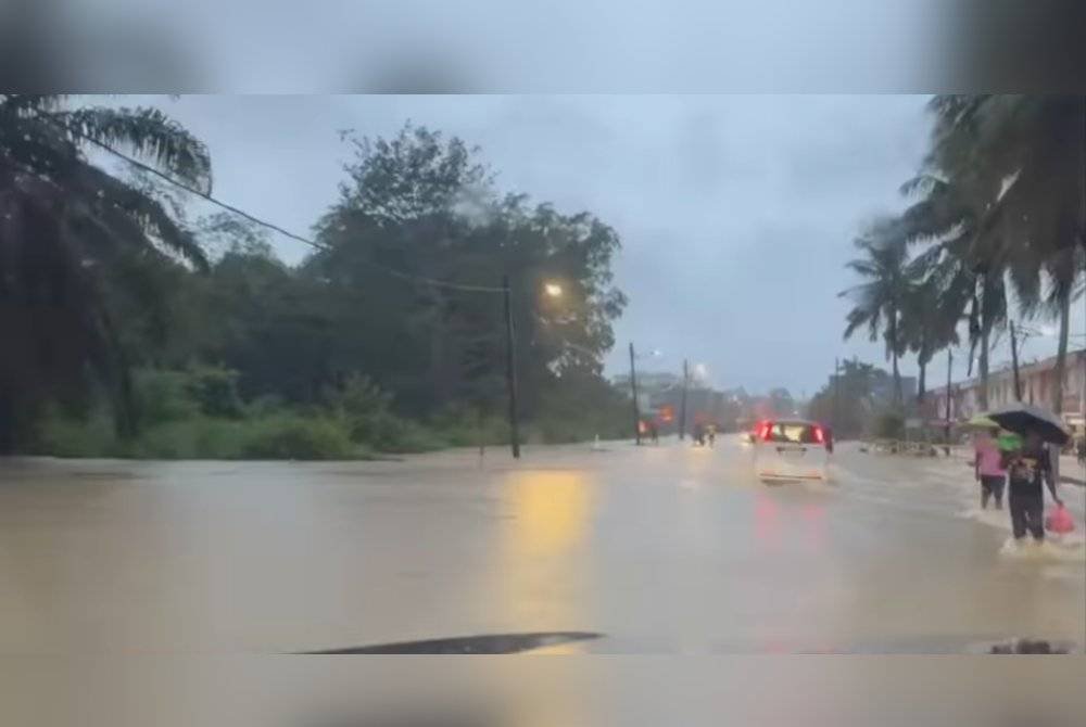 Keadaan banjir di sekitar Taman Aman Kota Tinggi. Foto tular