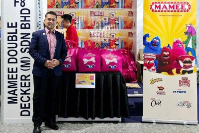 SEPANJANG lebih empat dekad di pasaran, terdapat lebih 200 produk Mamee memperoleh sijil halal Jakim dan Indonesia yang menembusi pasaran 80 buah negara. -Foto: IHSAN AHMAD SYUKRY IBRAHIM