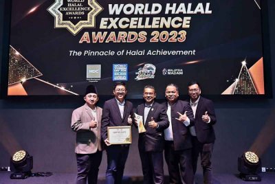 AHMAD SYUKRY (tengah) berbesar hati apabila Mamee-Double Decker diumumkan memenangi Anugerah Perniagaan Antarabangsa Halal sempena Anugerah Kecemerlangan Halal Dunia 2023, anjuran Halal Development Corporation Berhad (HDC) di Melaka pada Oktober tahun lalu. -Foto: IHSAN AHMAD SYUKRY IBRAHIM