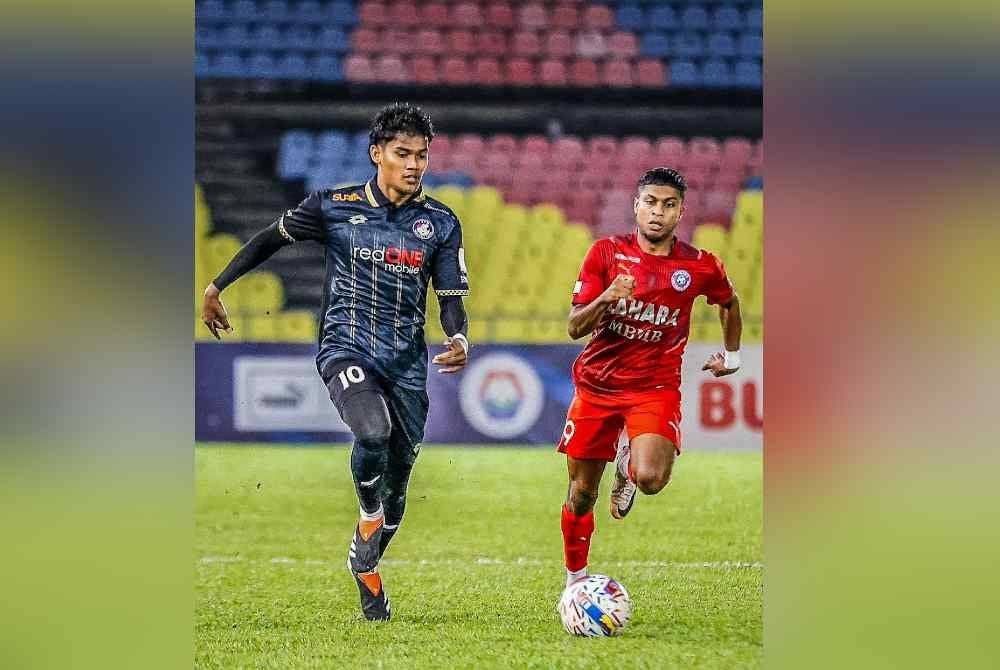 Shahrel Fikri (kiri) sandaran PDRM berdepan Kuching City di Selayang. Foto PDRM Football Club