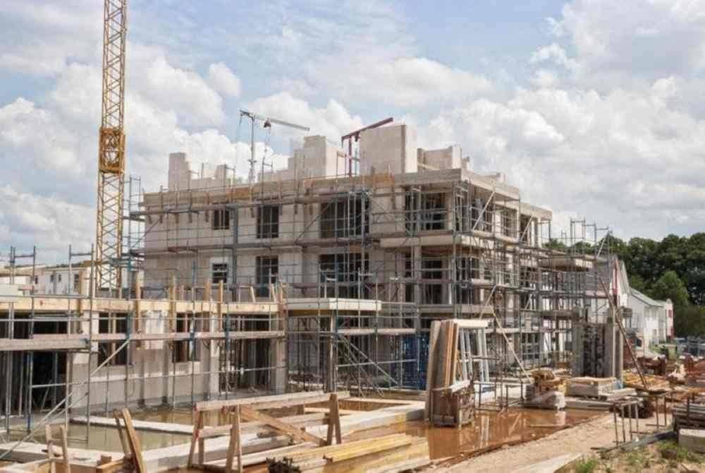 Industri pembinaan sering terpalit dengan isu pembayaran antara kontraktor utama dan sub-kontraktor yang menjadi cabaran utama buat mereka. - Gambar hiasan